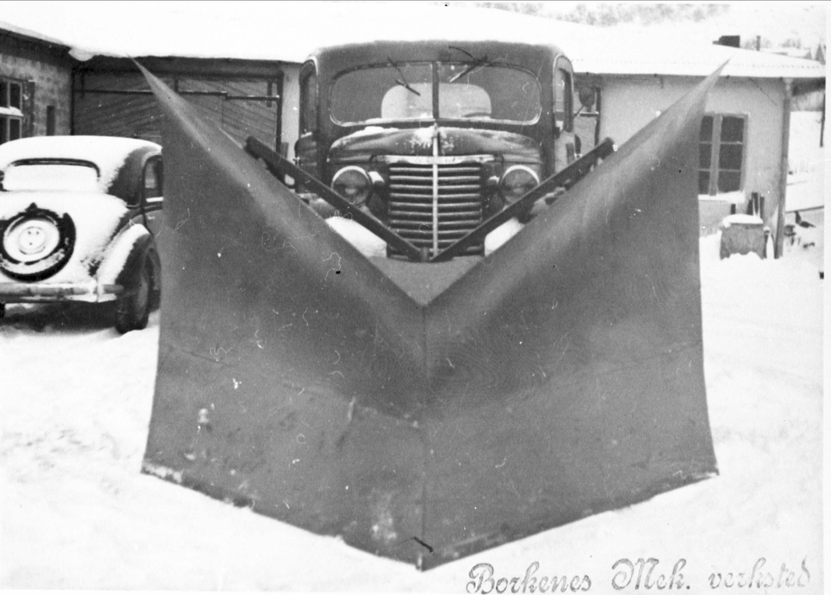 Lastebil med snøplog produsert på Borkenes Mekaniske Verksted.