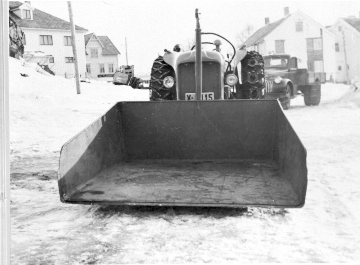 Traktor, med frontmontert snøskuffe og hydraulisk tipp.