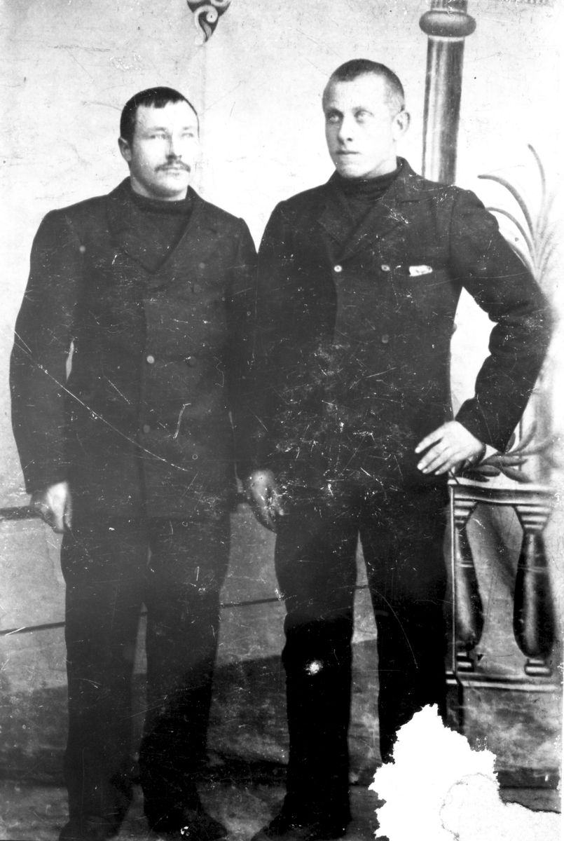 Arnt Knudsen, skomaker som jobba i sjåen til Olav Ingebrigtsen på Skaland. Sigurd Hietmann, f.1876, Skaland, poståpner og ekspeditør og gift med Marie Hermansen fra Steinfjord.
