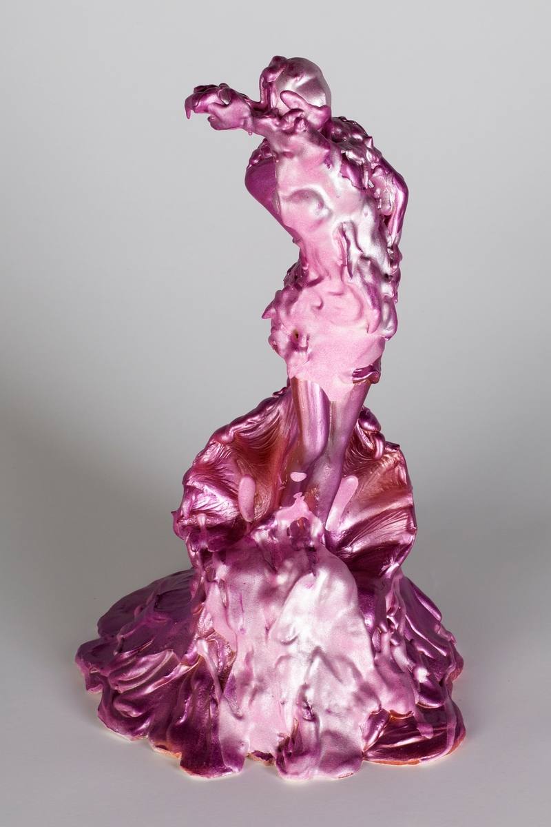 Statuett hvis utforming minner om en deformert versjon av Botticellis Venus. Den er utformet i gips og dekket med rosa, skinnende maling. 