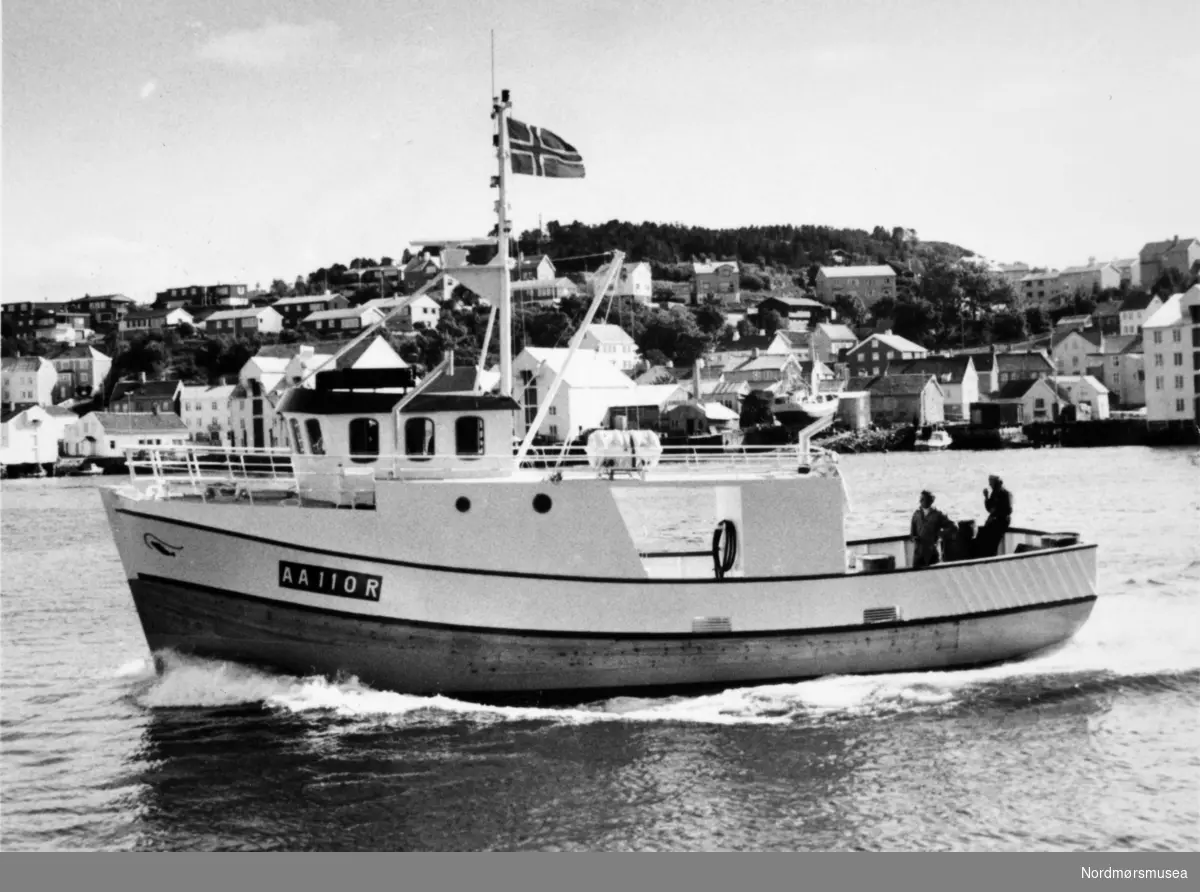 AA 110 R fiskebåt, krysser, bygd på Bremsnes båtbyggeri, Averøy. Bildet er fra avisa Tidens Krav sitt arkiv i tidsrommet 1970-1994. Nå i Nordmøre museums fotosamling.