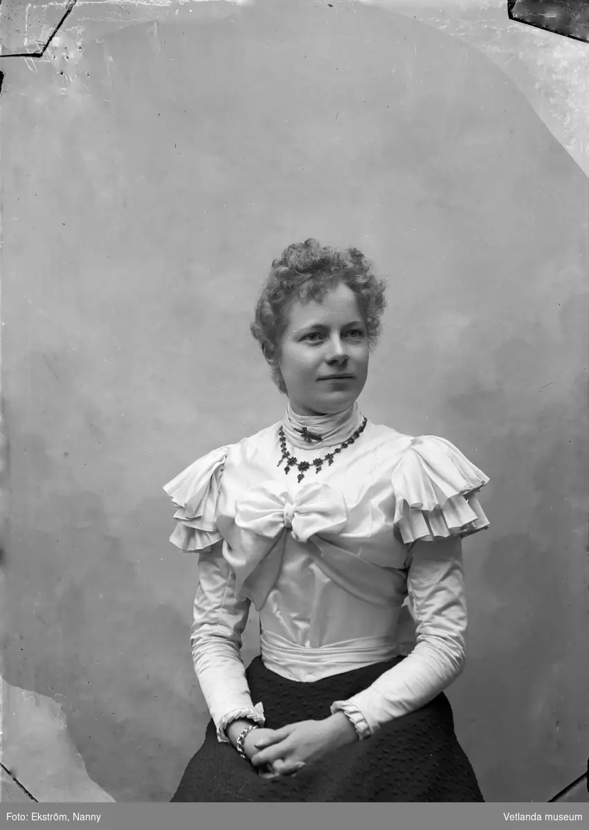 Oidentifierad kvinna fotograferad i Nanny Ekströms ateljé. Kvinnan kan eventuellt vara en av Nanny Ekströms systrar, Mimmi, Amy eller Ida.