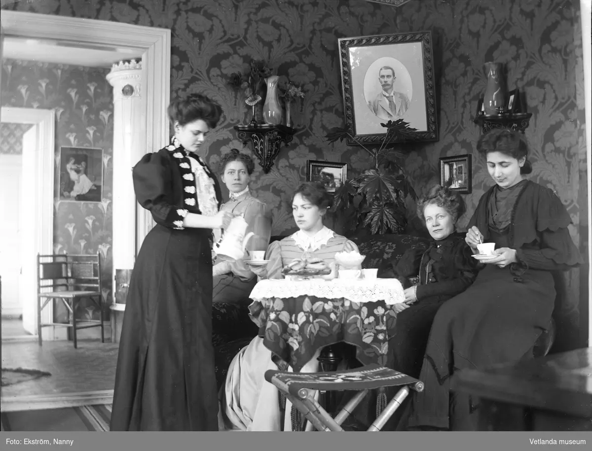 Kvinnor som dricker kaffe i salongen. En av kvinnorna är troligtvis fotografen Nanny Ekström.