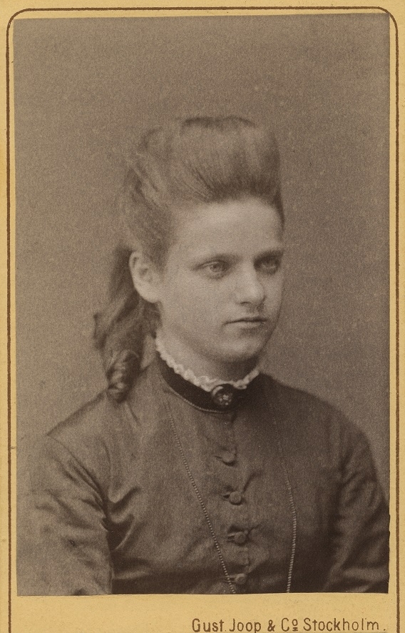 Nina Elisabeth Maria Charpentier, född 1850-11-27 i Maria Magdalena, död 1936-06-03 i Västerås.
