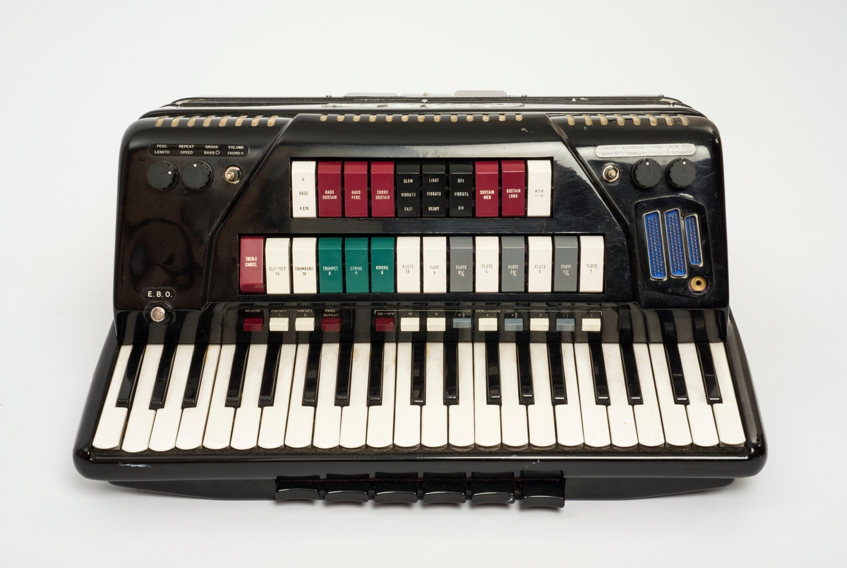Elektrisk pianotrekkspill med samme effekter som elektrisk orgel. Trekkspillet ble brukt sammen med en høyttaler og en forforsterker.
