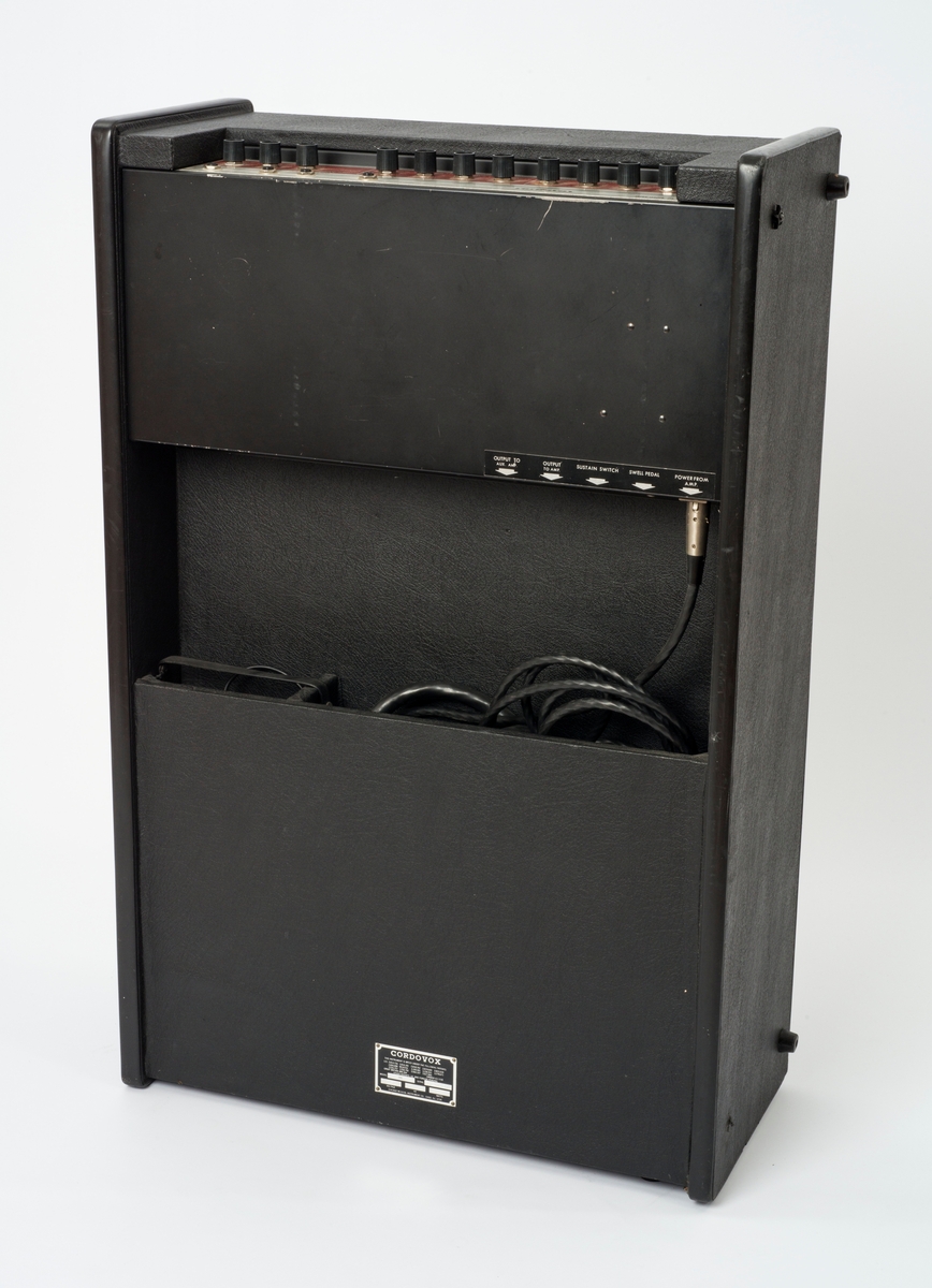 Forforsterkeren ble brukt sammen med et elektrisk trekkspill og en høyttaler.

Serienummer: G 28137.