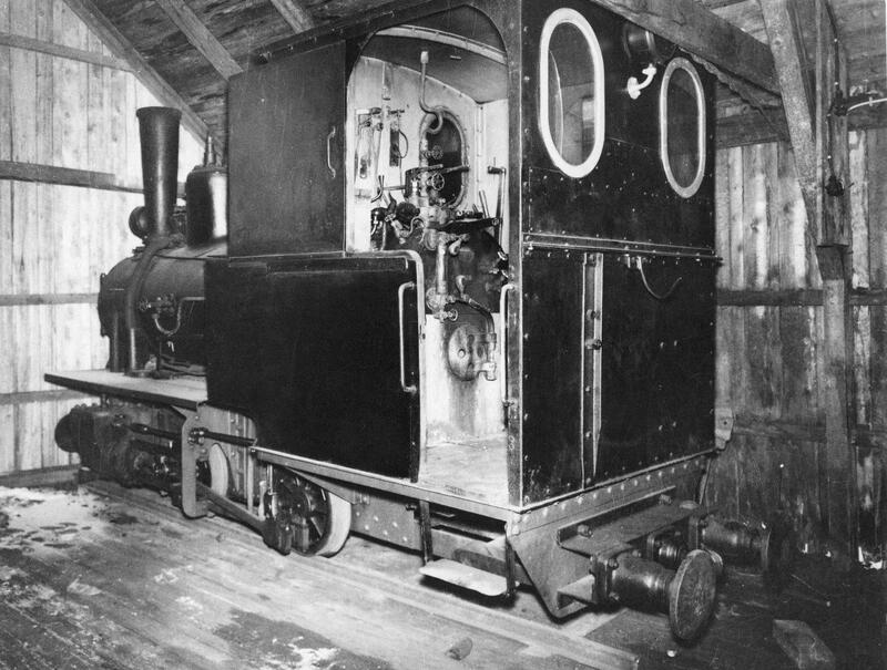 Damplokomotivet "Bjørkaasen" Type: Orenstein & Koppel. Byggeår: 1904 står i lokstallen ved Bjørkaasen Gruber. Foto: Ballangen museum. (Foto/Photo)