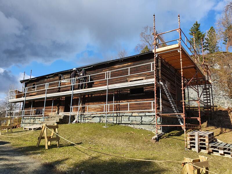 Arbeidet med å ta ned huset er godt i gang i april 2021. Foto: Sverresborg, Trøndelag folkemuseum (Foto/Photo)