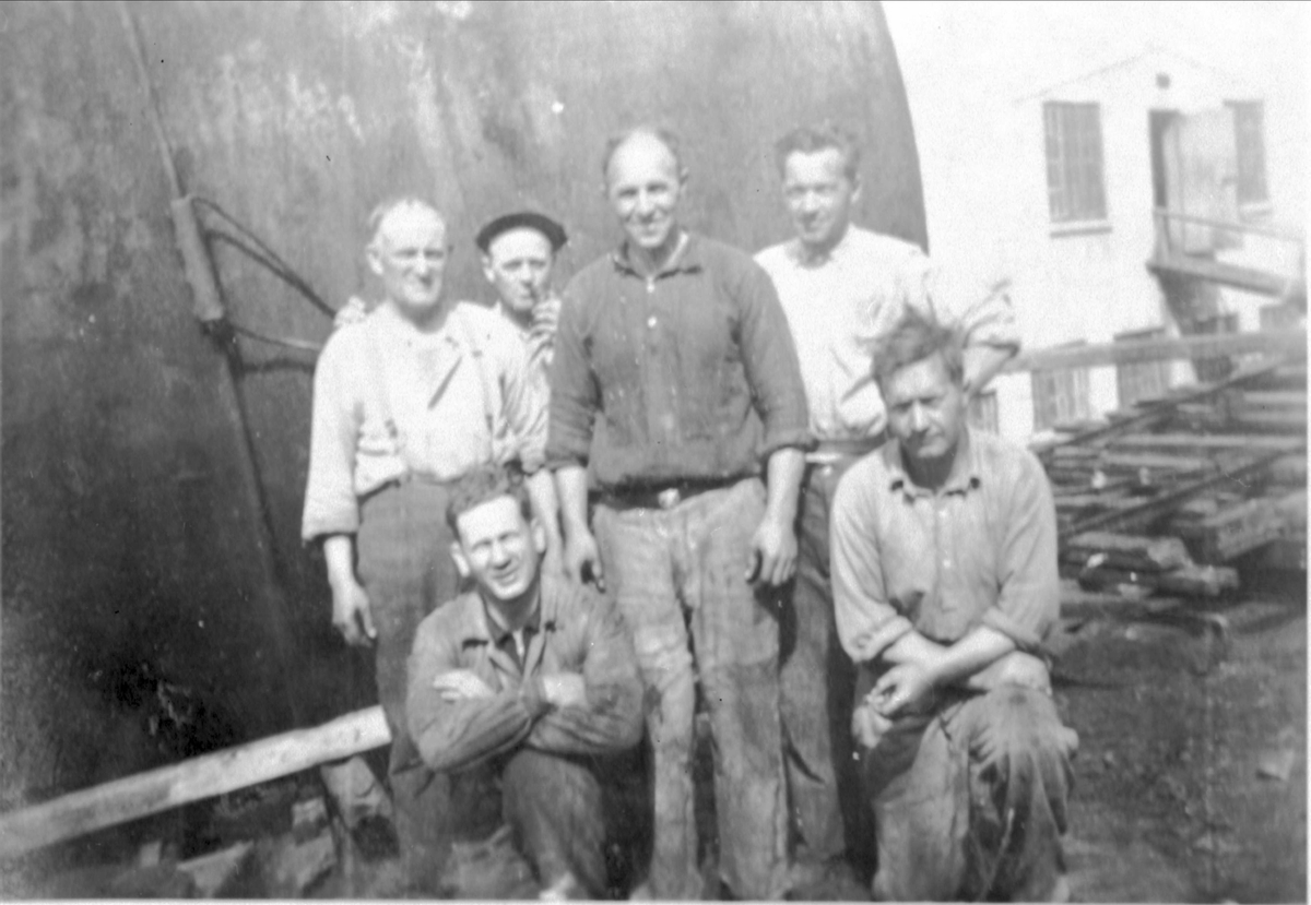 Gruppebilde av seks arbeidere på Mercur Sildoljefabrikk.