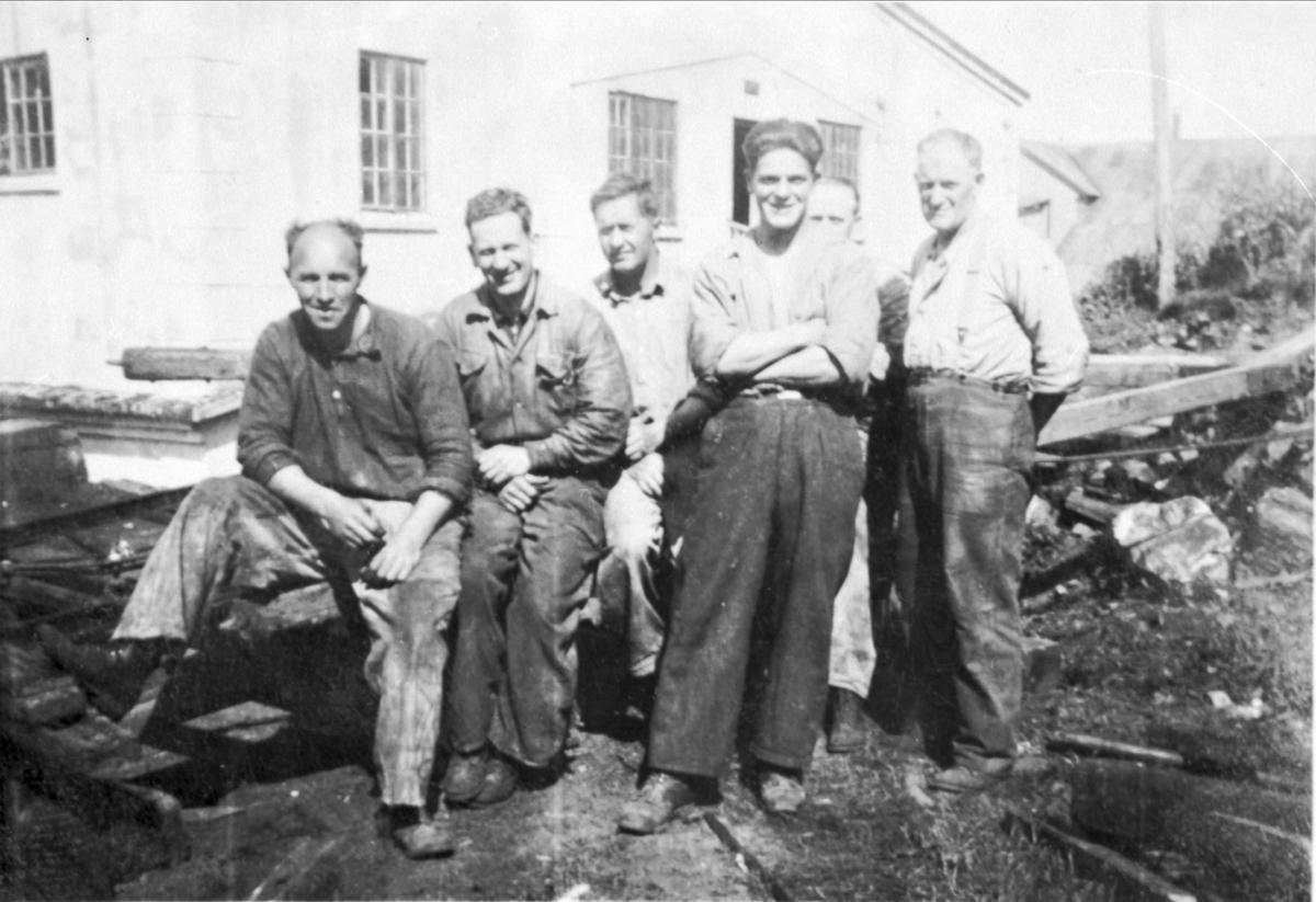 Gruppebilde av seks menn på Mercur Sildoljefabrikk.