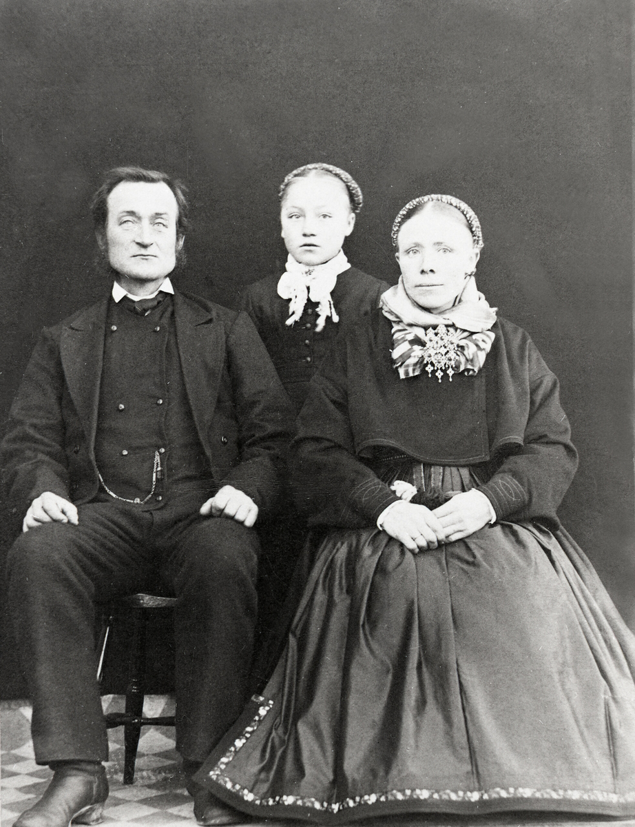 Familie på tre.  T.v: Hellek Torsson Sisjord, f. 1845, d. 1927. I midten: Dottera Tone , f. 1875, d. 1930, t.h. sit Anne Halvorsdtr., f. Åse 1847, d. 1926