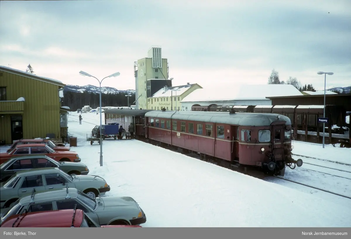 Koppang stasjon med tog 371 til Røros, bestående av motorvogn BM 86 12 og styrevogn med postekspedisjon BDFS11 91 71 - utlasting av post pågår