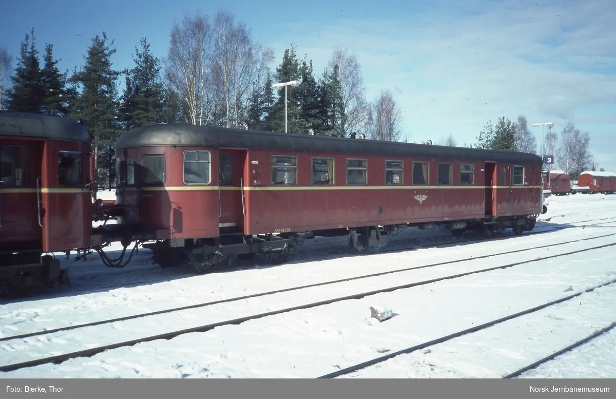 Styrevogn BFS 86 98 i tog 384 til Hamar på Elverum stasjon