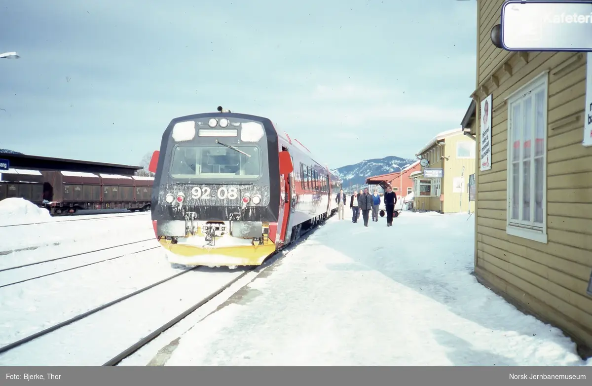 Koppang stasjon med tog 376 til Hamar, bestående av motorvognsett type 92 med motorvogn 92 08 fremst