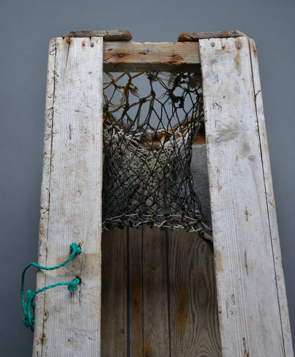 Fangstredskap krabbefiske.
Rektangulær kasse med åpning i den ene enden.
Fylt med stein for å hindre oppdrift
