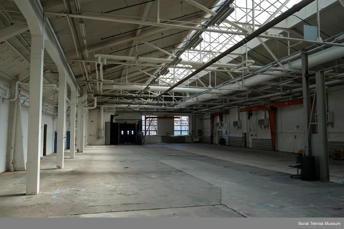 Hall 6b, tidligere brukt til bl.a. vikleri i National / ABB, sett mot øst md port ut på bakplass mellom gamle og nye fabrikkhaller.