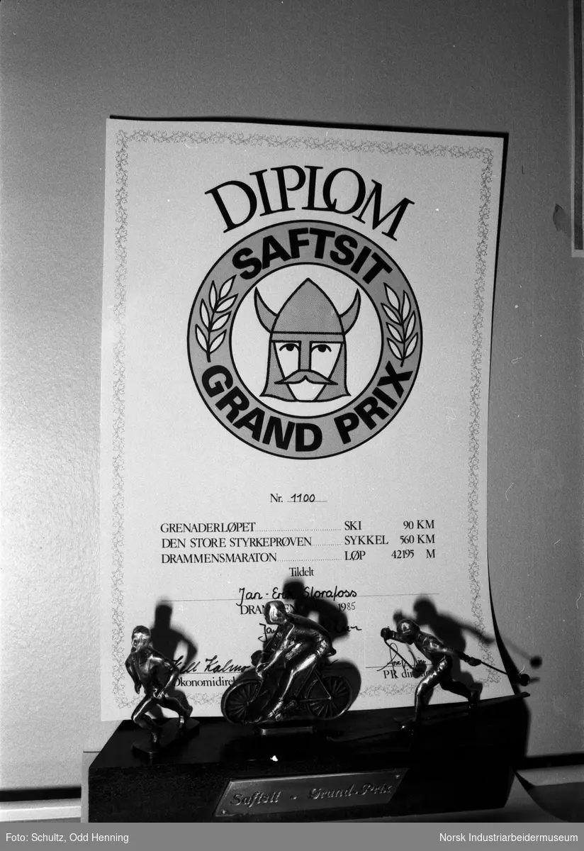 Diplom og statuett fra idrettsprestasjonen Saftsit.
