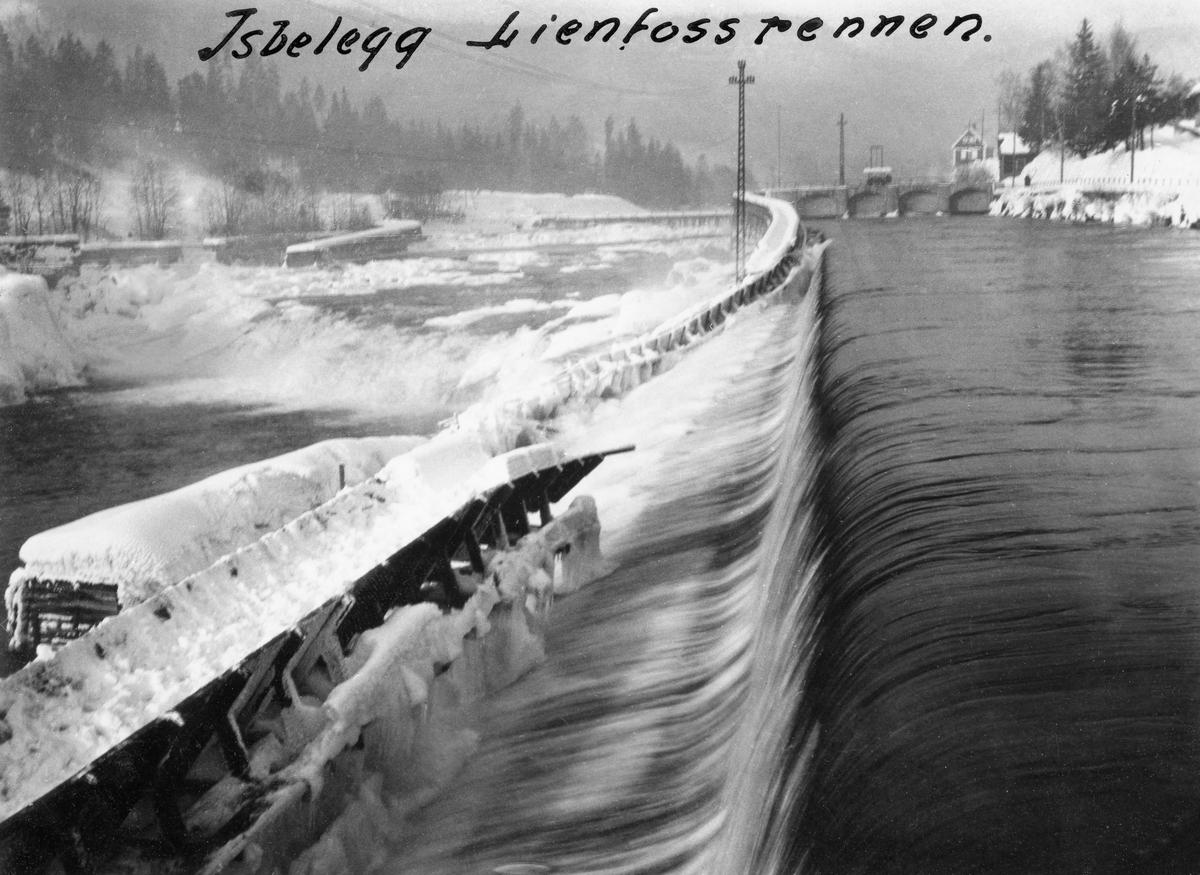 Lienfossrenna i Tinnåa i Notodden kommune i Øst-Telemark, fotografert vinterstid en gang midt på 1920-tallet.  Her ser det ut som renna gikk parallelt med og litt nedenfor en damterskel, der vannet siver over kanten og i prinsippet skal renne under bukkene som bærer renna.  Her kan det synes som om det har dannet seg is mellom bukkene som bærer renna og som har sprengt i stykker deler av konstruksjonen, slik at deler av renna har kollapset.  Lienfossrenna var ei bortimot 1 900 meter lang tømmerrenne fra kraftverket ved Lienfossen forbi Sagafoss og Tinnfoss, før tømmeret igjen ble ført ut i Tinnåa, der det fløt videre i cirka 1 000 meter før det ble fanget opp i Tinnålensa, der det ble sortert og buntet for sleping videre nedover i vassdraget.