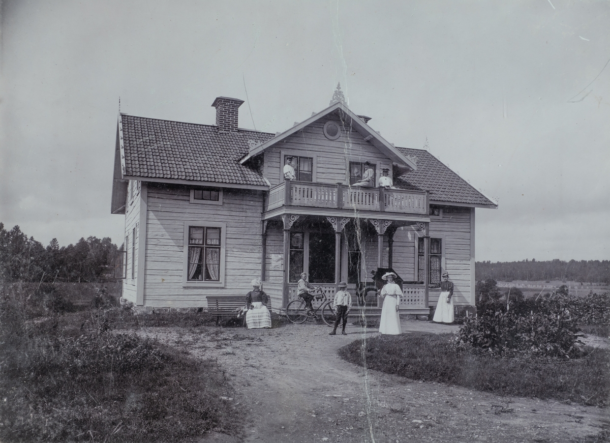 Skyllbergs bruk. #N#Bostadshus, grupp framför huset.#N#Fotot taget ...