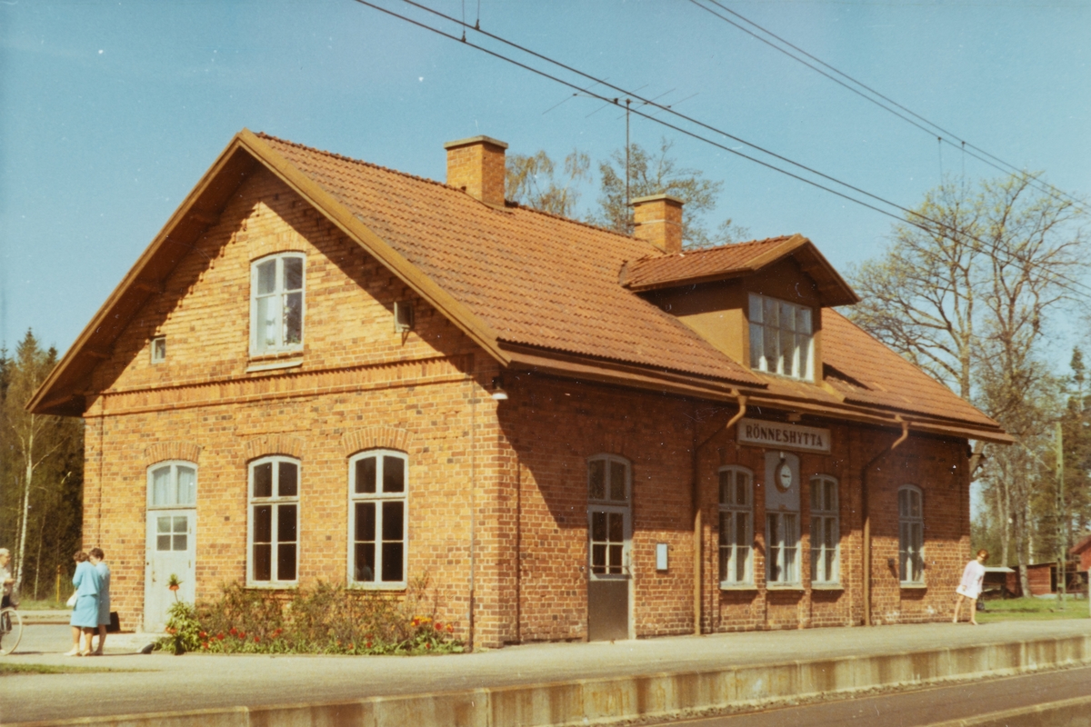 Rönneshytta, järnvägsstationen. Byggnadsår 1873, riven på 1970-talet. 
Banan Krylbo - Mjölby.