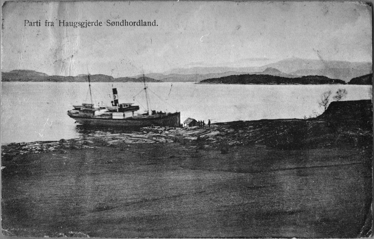 Postkort med motiv frå Haugsgjerdet i Bjoa sett mot nordaust, ca. 1910. D/S Rosendal ligger ved rutebåtkaien. I bakgrunnen til høgre ser ein Romsaøyane.