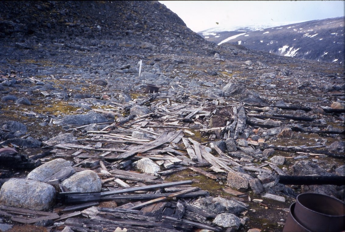 Brädvirke på stranden vid Virgohamna, Danskön. Rester från amerikanen Walter Wellmans försöka att flyga luftskepp till Nordpolen 1906-1907 och 1909.
