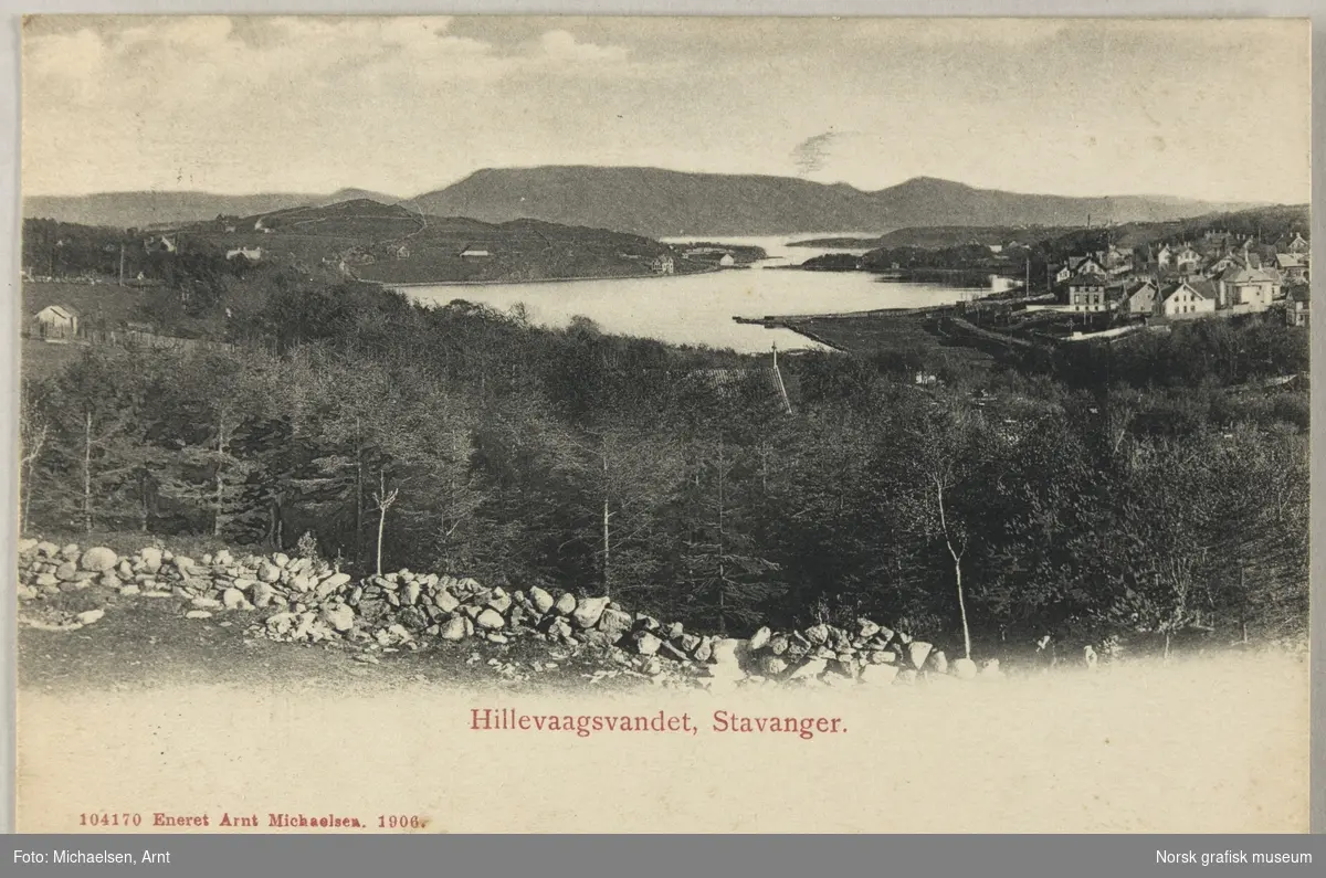 Postkort over Hillevågsvatnet sett mot sør. Utløpet til Gandsfjorden er i bakgrunnen. På vestsiden er det bybebyggelse. På baksiden er en julehilsen til Olava Lunde (da bosatt i Steinnesvåg, Finnøy).