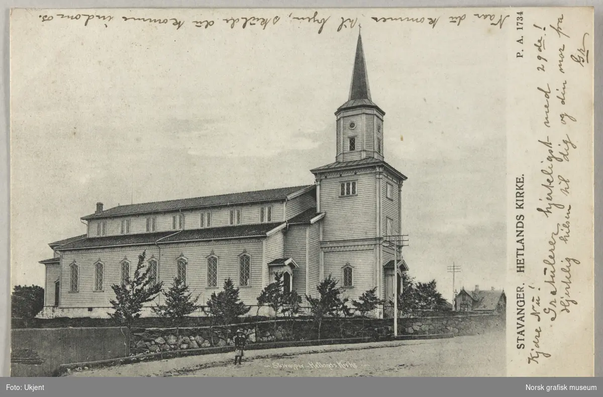 Postkort med bilde av Frue kirke, også kaldt Hetlandskirken, i Stavanger. Det er en hilsen til mottakeren, Olava Lunde, på forsiden.