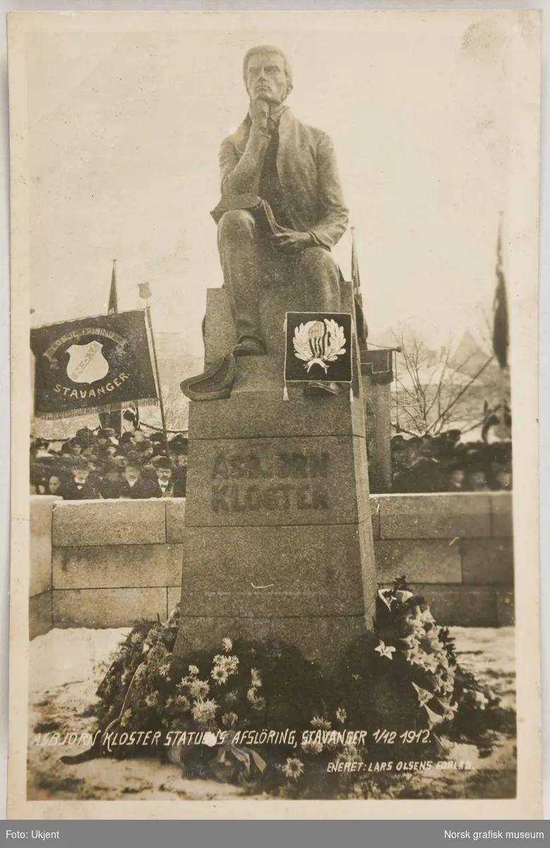 Postkort med bilde av Asbjørn Klosters statue etter avdukingen.