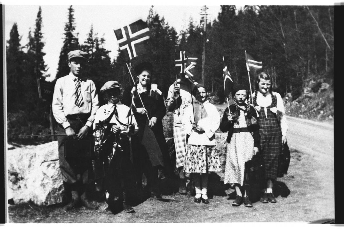 17. mai. Frå venstre: Einar Kinnebergbråten, Ivar Kinnebergbråten, Borghild Brennhovd, Ragna Brennhovd, Borghild Haugen, Randi Brennhovd, Birgit Slåttestølen.