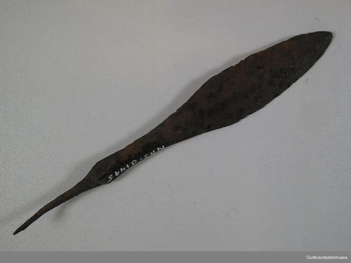 Pilespiss i jern, antakelig fra jernalder, ca. 500 - 1030 f. kr.
