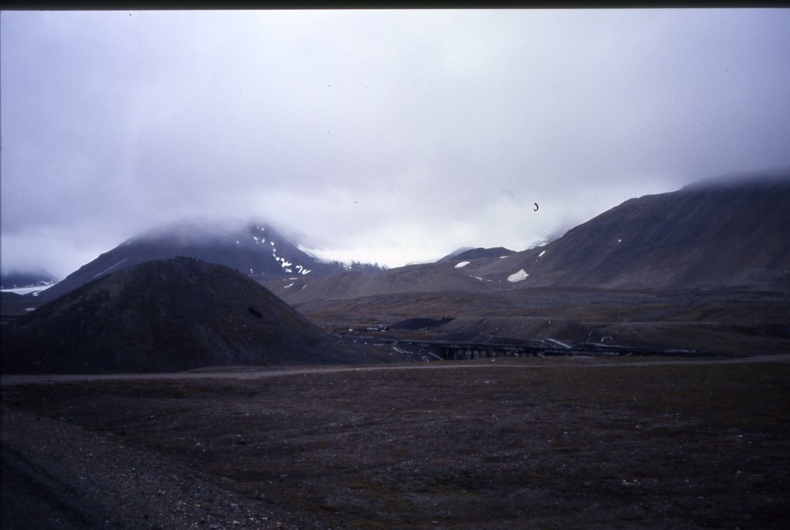 Ett landskap, möjligen i närheten av Longyearbyen.