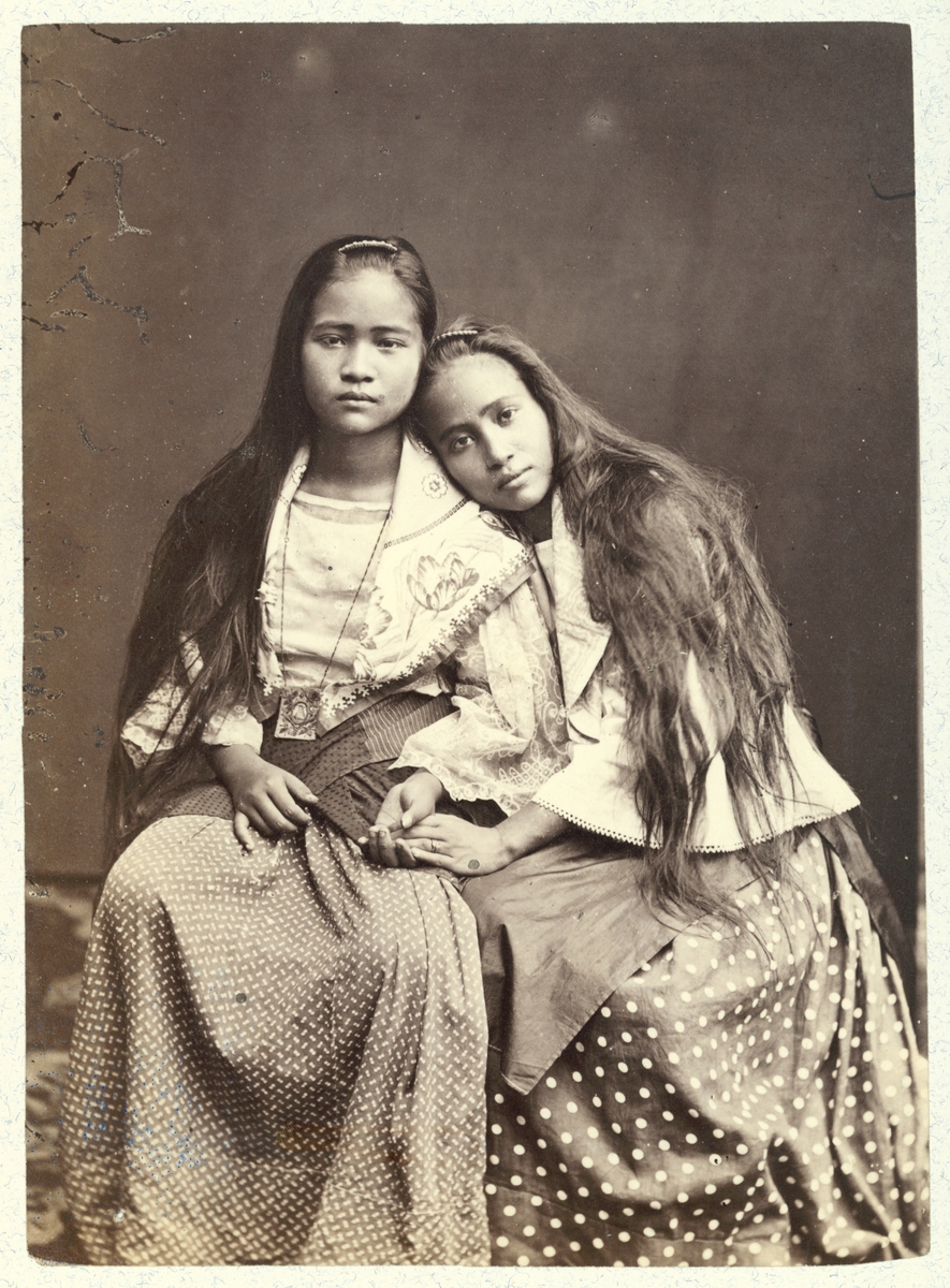 Bilden visar två flickor från ursprungsbefolkningen Tagalog på Filipinernas största ö Luzon.