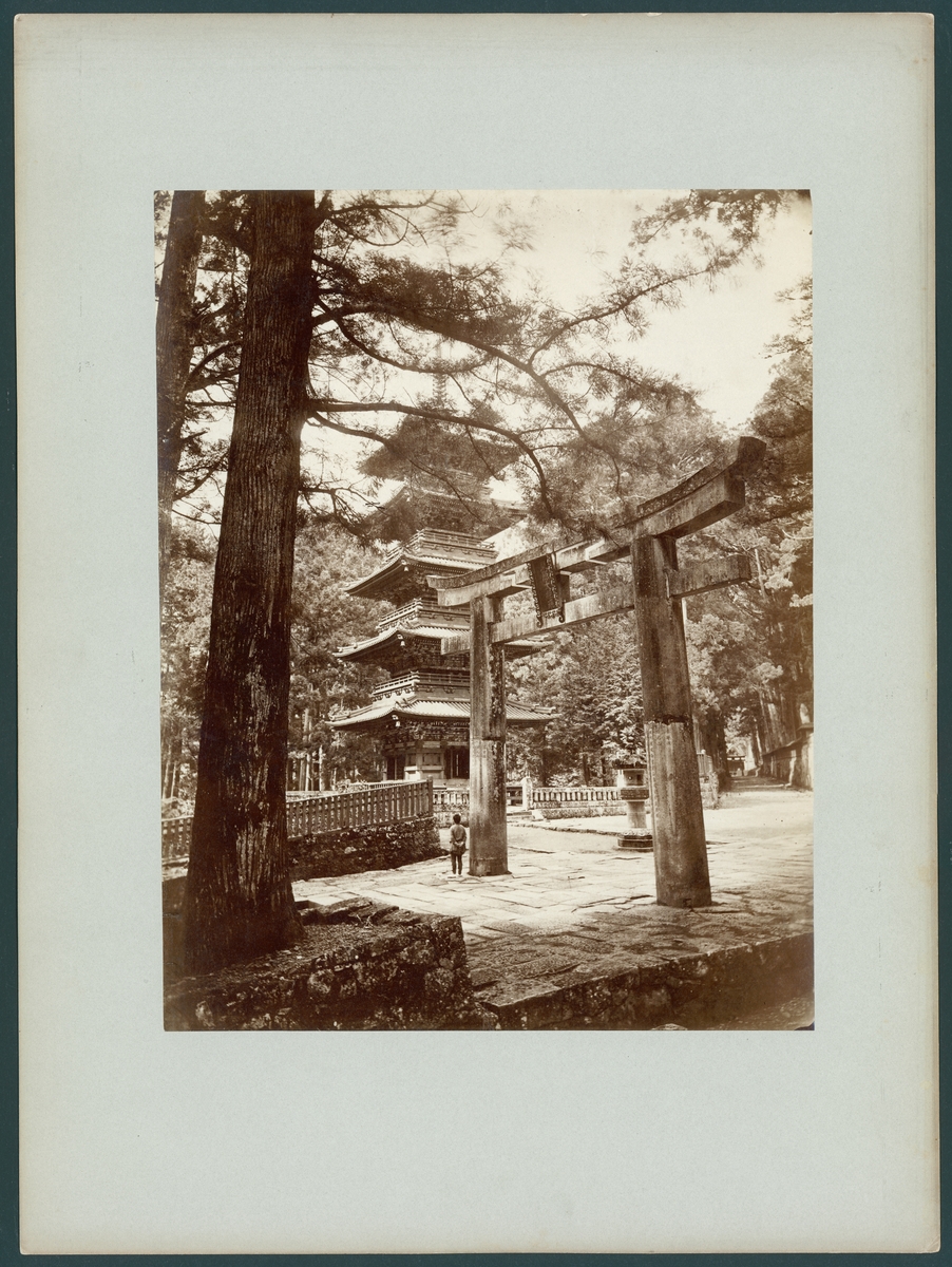 Bilden visar byggnaderna Ishidorii, en stentorii på vägen till helgedomen, och Gojūnotō, en fem våningar hög pagod, som är del av shintohelgedomen Tosho-gu i staden Nikko.