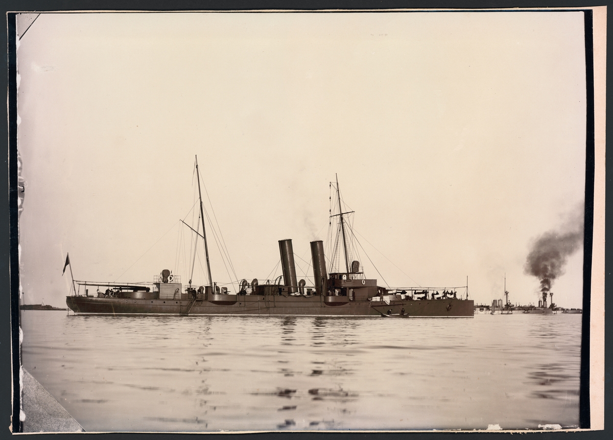 Bilden visar torpedkryssaren Örnen till ankars från styrbordssida.