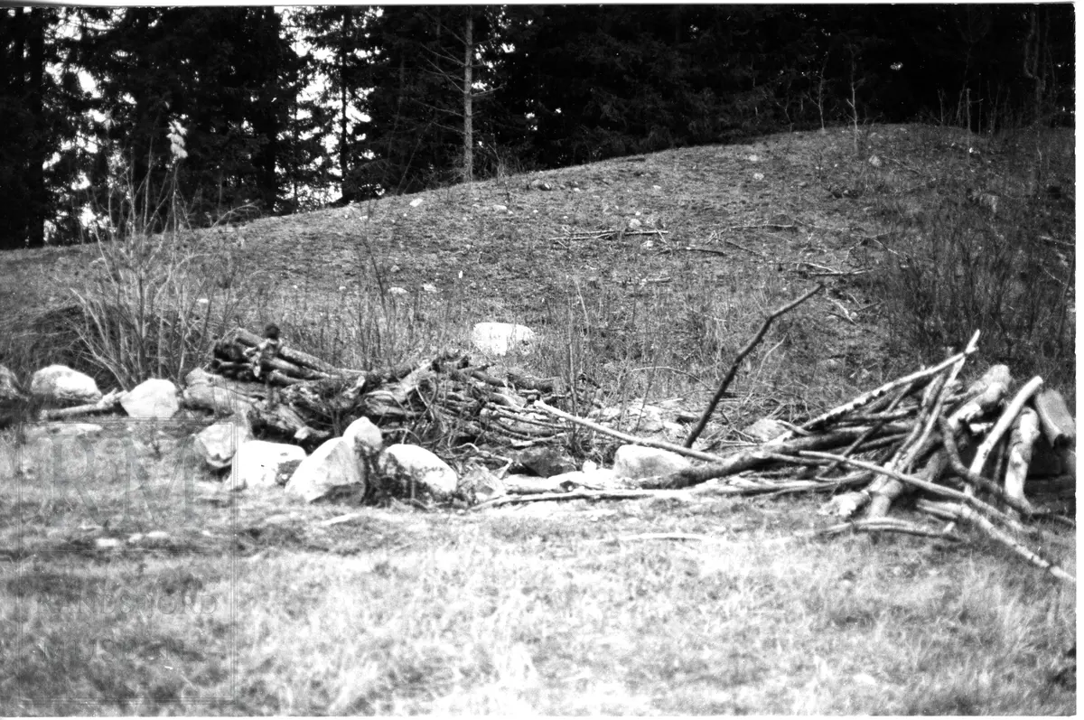 Steinene er restene etter fundamentet til stua til husmannsplassen Gruer under Moe i Jevnaker.