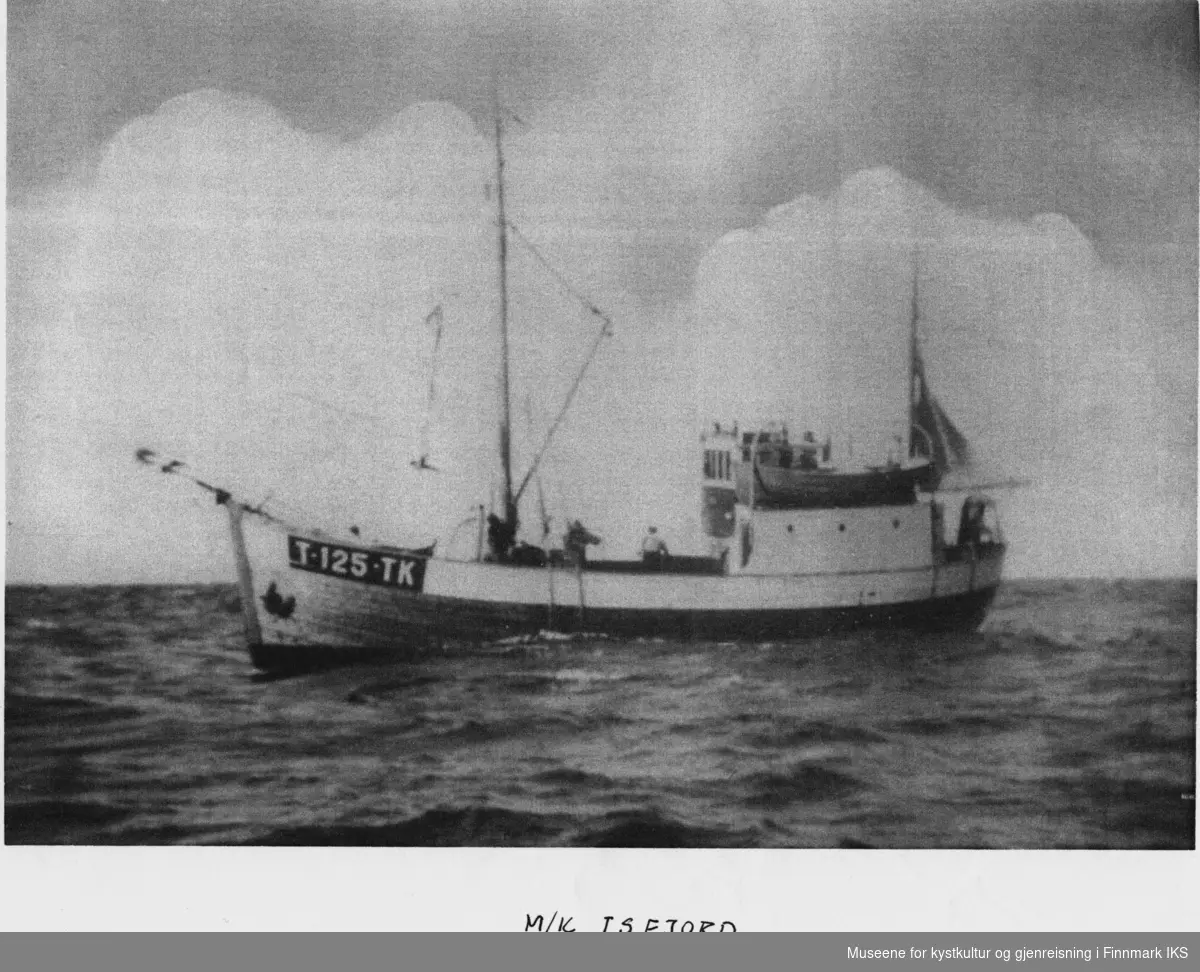 M/K Isfjord fra Gryllefjord i Torsken kommune i Troms. Båten hadde registreringsnummeret T 125 TK og gikk i evakueringstrafikk fra Finnmark i 1944.