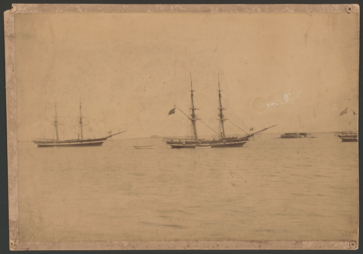 Bilden visar skeppsgossebriggarna Gladan, Skirner och Snappopp till ankars på Karlskrona redd. Fartygen är svart målade med en vit remsa såsom örlogsfartyg.