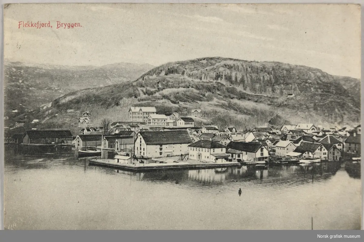 Postkort med bilde av Flekkefjord sett fra Byfjorden.