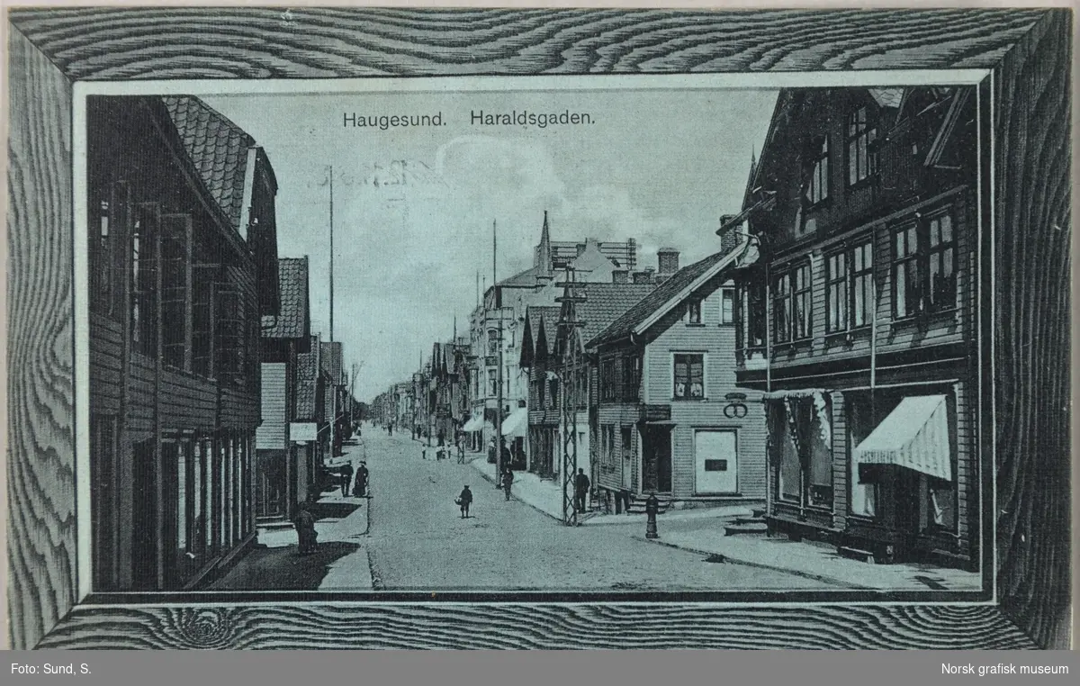 Postkort med motiv fra Haraldsgata i Haugesund. Kortet skal se ut som et bilde med treramme.
