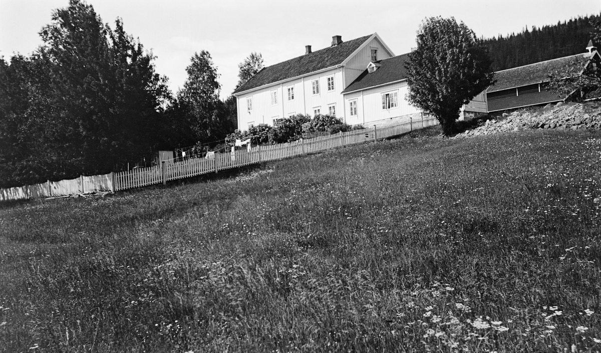 Gardstunet på eiendommen Gravberget i grenda med samme navn i den østre delen av Våler kommune i Hedmark.  Fotografiet er tatt fra engarealet sørvest for det nevnte tunet, der vi ser det kvitmalte våningshuset i to etasjer, med enetasjes tilbygg, samt deler av den rødmalte tømmerlåven.  Nedenfor våningshuset ser vi hagen, omgitt av et kvitmalt stakittgjerde.

Gravberget gard var den største eiendommen i denne grenda, som lå sentralt i et skoglandskap som i lang tid har hatt utenbygds eiere.  Disse har holdt seg med lokale eiendomsbestyrere som har administrert skogsdrifter og fløting, i hovedsak med mannfolk fra mindre underbruk under denne garden som arbeidskraft.  Da dette fotografiet ble tatt var det industrikonsernet Borregaard som eide Gravbergskogen.  I tillegg til å hente tømmer til fabrikkanlegget i Sarpsborg herfra, brukte selskapsledelsen også Gravbergsgarden som innkvarteringssted når de dro på elgjakt om høsten.

Borregaard skoger ble i 2010 solgt til Statskog SF.  Høsten 2016 averterte Statskog tunet på Gravbergsgarden med cirka 75 dekar tomteareal til salgs for 5,5 millioner kroner.