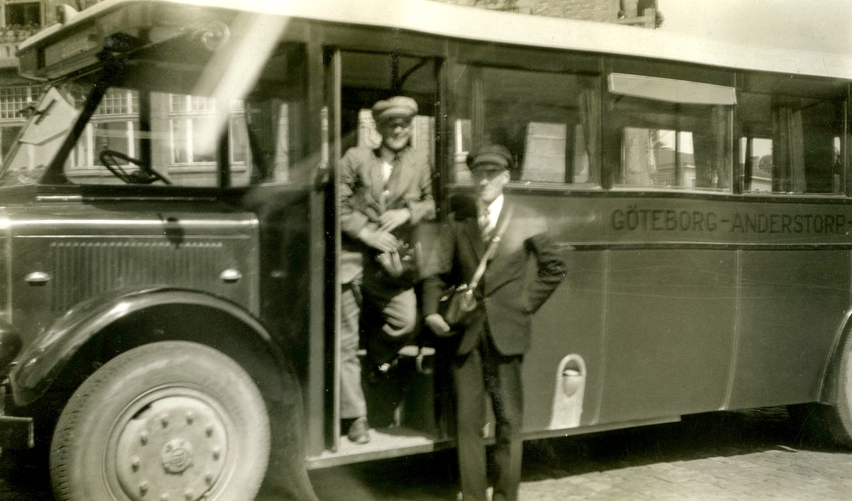 En chaufför och en konduktör (namnppgifter saknas) står i/vid en buss tillhörande Kållered bussbolag (Kålleredbussarna), 1930-tal. Bussen gick sträckan Göteborg-Anderstorp-Hällingsjö. Oklart var bilden är tagen.