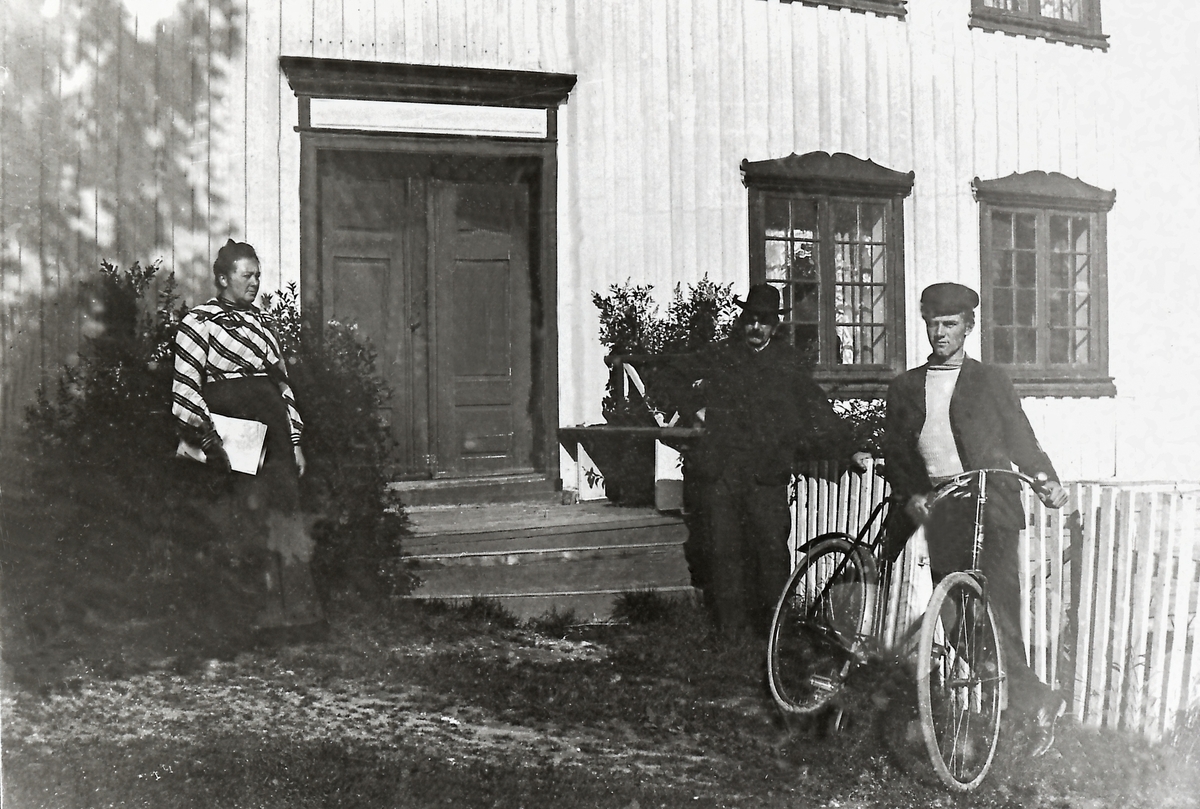 Gina Ruud (1859-1938), Johannes Ruud (1848-1930), Sigurd Ruud m/sykkel.