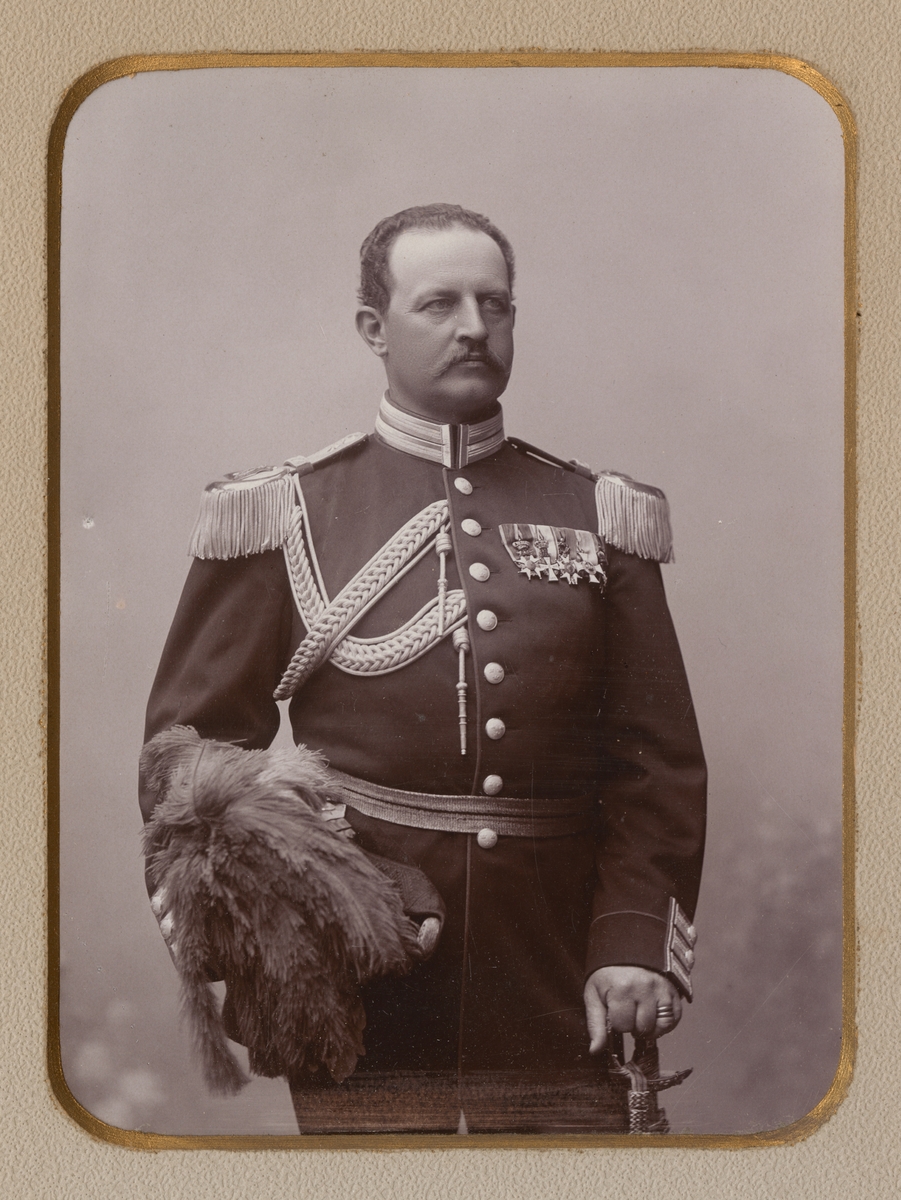 Porträtt av Johan Ludvig August Falkman, överste vid Göta livgarde I 2.

Se även bild AMA.0007255 och AMA.0007318.