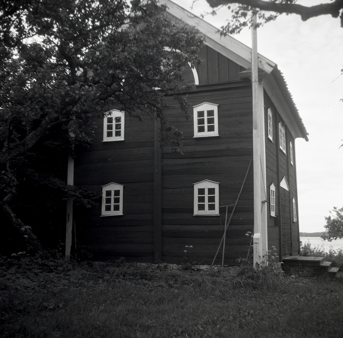 Västrum. Det stora magasinet vid gårdsplanens övre sida.