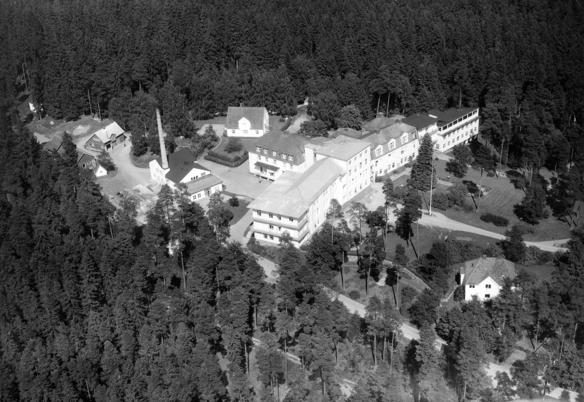 Kronobergs läns sanatorium, alt. Växjö sanatorium Lugnet, började byggas 1912 och stod klart 1914. Under 1930-talet utökades verksamheten vid sanatoriet men i och med botemedlet mot TBC på slutet av 1940-talet, började verksamheten avvecklas, för att slutligen läggas ner 1962. 
På 1980-talet genomfördes stora renoveringar av byggnaden och på 1990-talet flyttade Växjö Waldorfskola in i det tidigare sanatoriet. 2003 genomfördes en ny ombyggnation när skolan flyttade ut och det gamla sanatoriet blev en lägenhetsbyggnad.