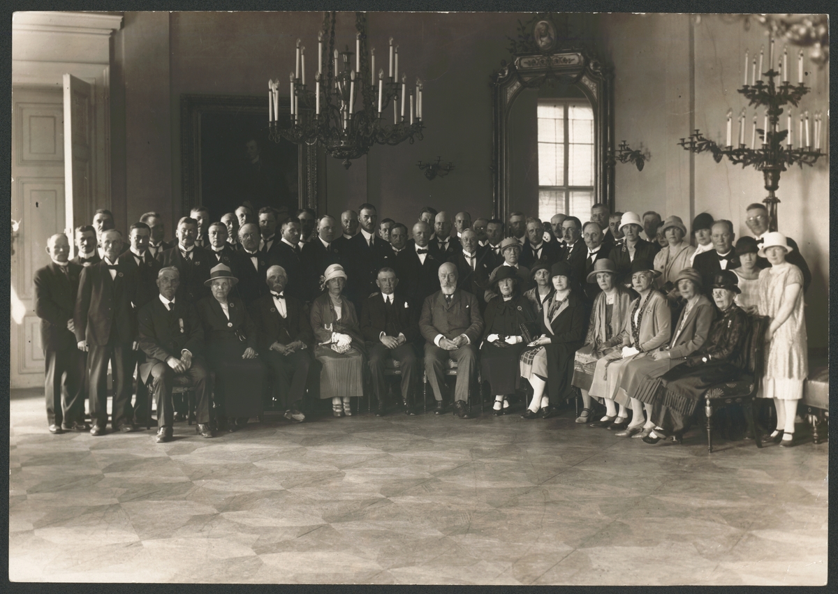 Bilden visar gruppfoto i Wien med Österrikets president Michael Hainisch i bildens centrum. Axel Åckerberg är den sätte personen i andra raden från höger. Förmodligen togs bilden i samband med Axel Åckerbergs utmärkelse med "Die grosse silberne Medaille für Verdienste um die Republik Österreich" 1927.