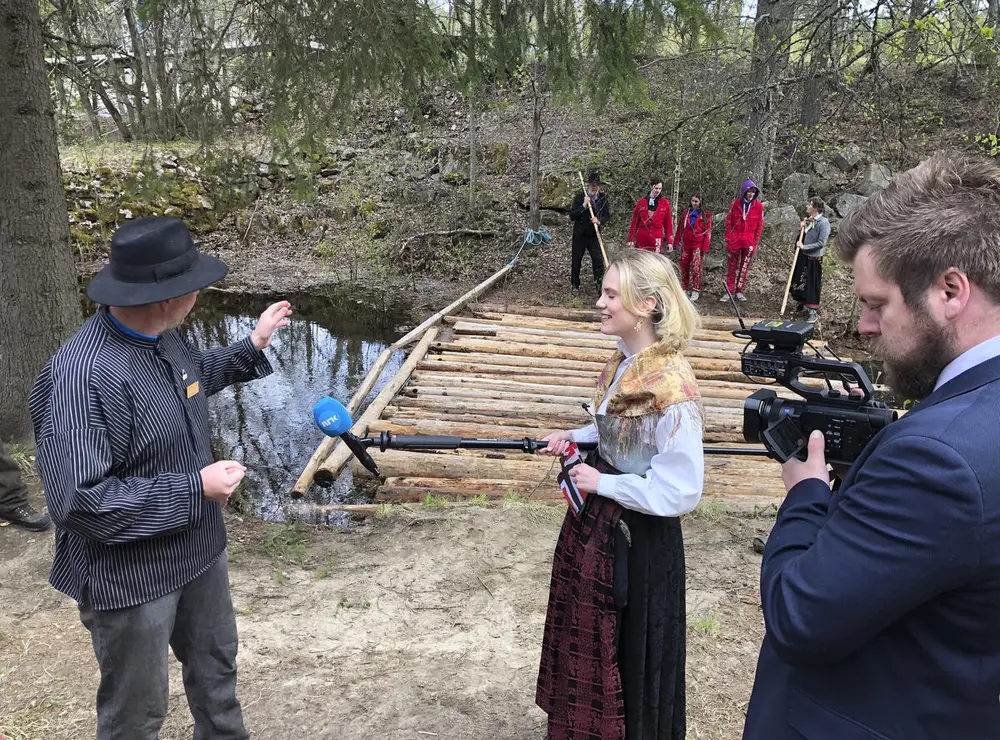 NRK filmet da russen løppå tømmerstokker på Prestøya 17. mai 2020.