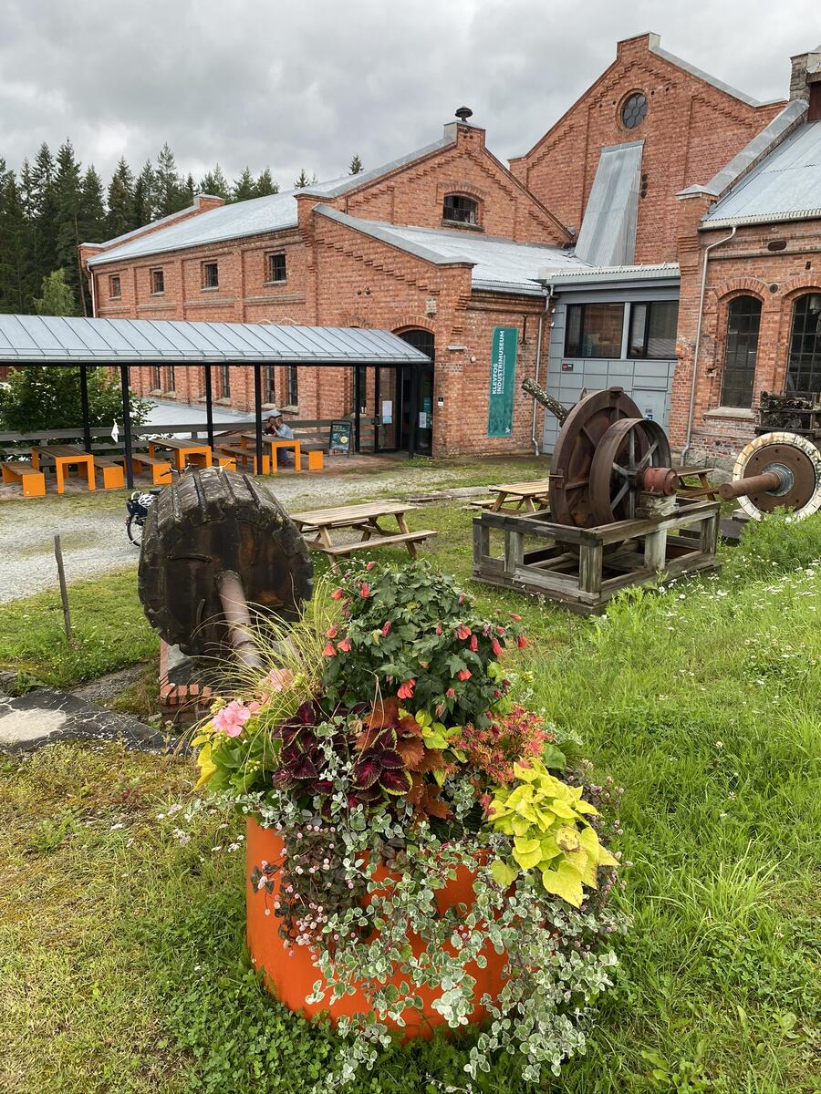 Blomster foranfabrikken på Anno Klevfos industrimuseum. (Foto/Photo)
