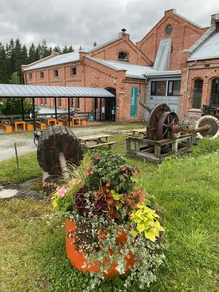 Blomster foranfabrikken på Anno Klevfos industrimuseum. (Foto/Photo)